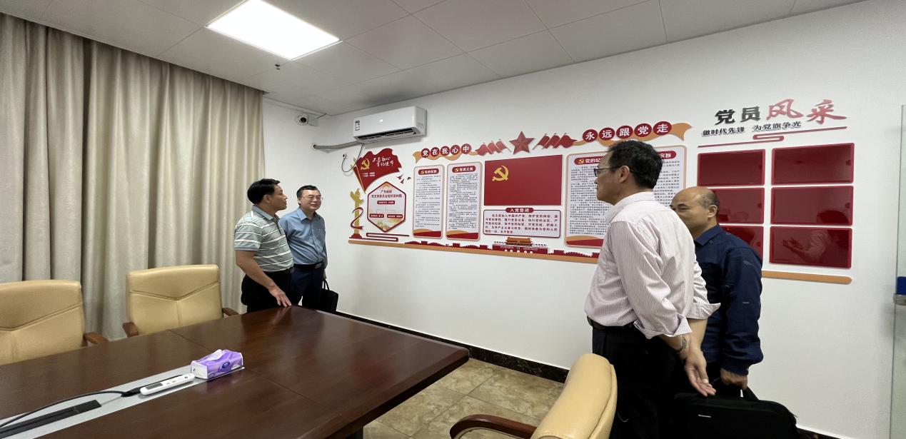 陈建文副书记一行参观了威朗党支部党员活动室.jpg